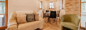 Ferienhaus-10-Wohn-Essbereich-Esstisch-Feriendorf-Ulrichsgrün_Waldmünchen