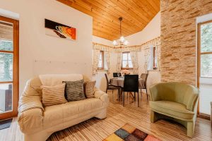 Ferienhaus-10-Wohn-Essbereich-Esstisch-Feriendorf-Ulrichsgrün_Waldmünchen