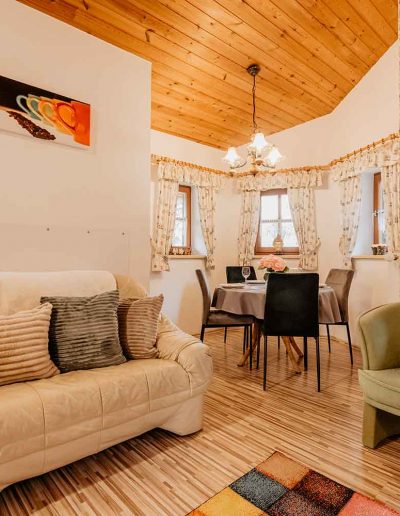 Ferienhaus-10-Wohn-Essbereich-Esstisch-Feriendorf-Ulrichsgrün_Waldmünchen