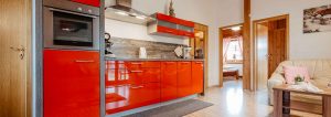 Ferienhaus-10-Wohn-Essbereich-Küchenzeile-Feriendorf-Ulrichsgrün_Waldmünchen