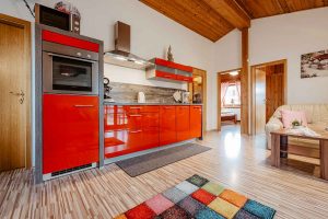 Ferienhaus-10-Wohn-Essbereich-Küchenzeile-Feriendorf-Ulrichsgrün_Waldmünchen