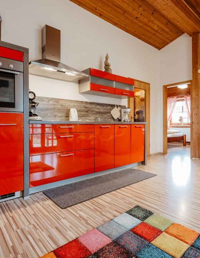 Ferienhaus-10-Wohn-Essbereich-Küchenzeile-Feriendorf-Ulrichsgrün_Waldmünchen