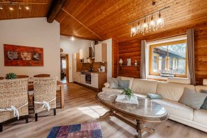 Ferienhaus-110-Wohn-Essbereich-Küchenzeile-Feriendorf-Ulrichsgrün_Waldmünchen