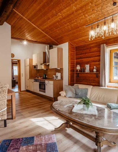 Ferienhaus-110-Wohn-Essbereich-Küchenzeile-Feriendorf-Ulrichsgrün_Waldmünchen