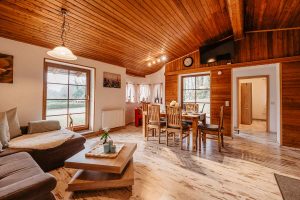 Ferienhaus-19-Wohn-Essbereich-Feriendorf-Ulrichsgrün_Waldmünchen