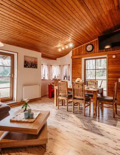 Ferienhaus-19-Wohn-Essbereich-Feriendorf-Ulrichsgrün_Waldmünchen