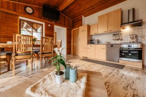 Ferienhaus-19-Wohn-Essbereich-Küchenzeile-Feriendorf-Ulrichsgrün_Waldmünchen