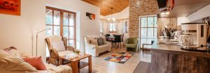Ferienhaus-10-Wohn-Essbereich-Feriendorf-Ulrichsgrün_Waldmünchen