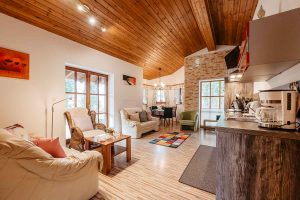 Ferienhaus-10-Wohn-Essbereich-Feriendorf-Ulrichsgrün_Waldmünchen