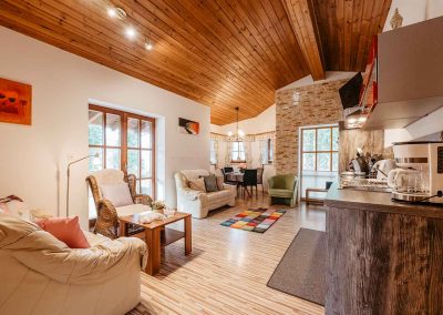 Ferienhaus-10-Wohn-Essbereich-Feriendorf-Ulrichsgrün_Waldmünchen