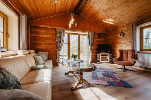 Ferienhaus-110-Wohn-Essbereich-Feriendorf-Ulrichsgrün_Waldmünchen