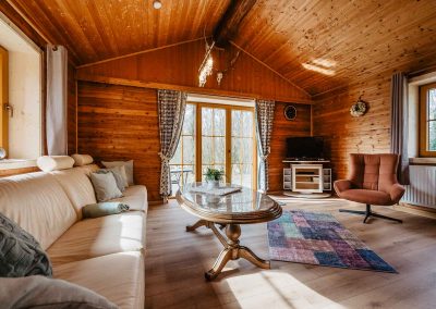 Ferienhaus-110-Wohn-Essbereich-Feriendorf-Ulrichsgrün_Waldmünchen