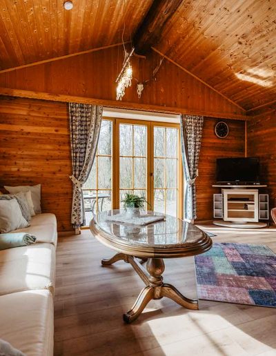 Ferienhaus-110-Wohn-Essbereich-Feriendorf-Ulrichsgrün_Waldmünchen