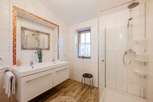 Ferienhaus-19-Badezimmer-Dusche-Feriendorf-Ulrichsgrün_Waldmünchen