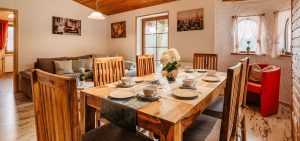 Ferienhaus-19-Wohn-Essbereich-Esstisch-Feriendorf-Ulrichsgrün_Waldmünchen