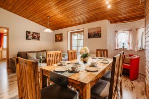 Ferienhaus-19-Wohn-Essbereich-Esstisch-Feriendorf-Ulrichsgrün_Waldmünchen