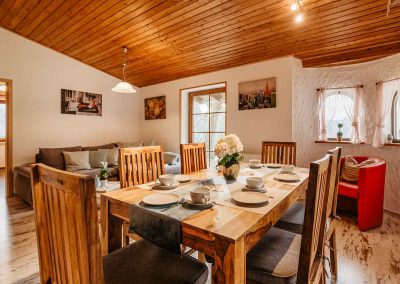 Ferienhaus-19-Wohn-Essbereich-Esstisch-Feriendorf-Ulrichsgrün_Waldmünchen